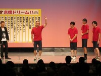 オープニングでギャグを披露する村越。