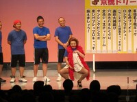 ギャグ対決で男性を虜にしようとするツジカオルコ。