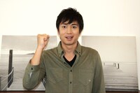 「暮らしに役立つ！ 家電の学校」でナビゲーターを務めるチュートリアル徳井。