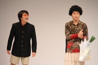 1月1日発売のDVD「ジャルジャルのいじゃら」の収録ライブ。(c)河村正和