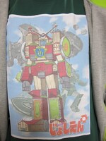 「ウレロ☆未確認少女」内でアルバイトの豊本が着ているTシャツ。