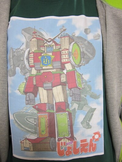 「ウレロ☆未確認少女」内でアルバイトの豊本が着ているTシャツ。