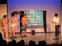 なかなか衣服にたどり着けない3人に会場は終始爆笑。