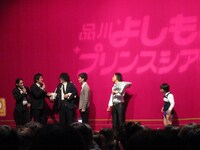 前説には多くの芸人が登場。本当の前説・あわよくばは御茶男2人のエピソードを話す中、しいはしのあだ名が「しいはし老いタウェイ」になってしまう場面も。