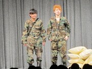 ドッキリコント「最後の手紙」では、騙されたとわかった佐藤が悶絶。最後は2人の決めゼリフで終わろうとするも、2人の気が合わず。