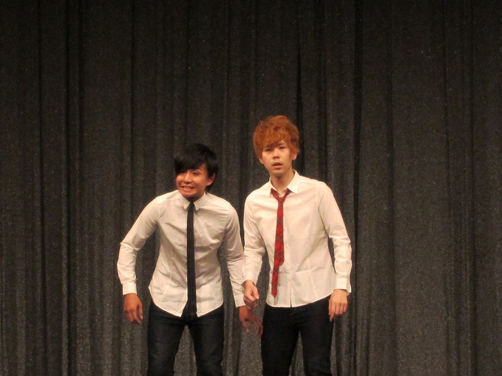 オープニングでは2人の出会いを紹介。