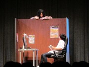 コント「漫画喫茶」では、新聞記者が隣の部屋の怪しい利用者に振り回される。