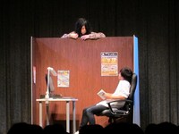 コント「漫画喫茶」では、新聞記者が隣の部屋の怪しい利用者に振り回される。