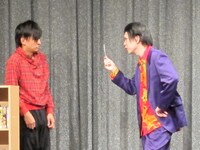 コント「取立て」では、身に覚えのない取立てに震える青年に取り立て屋が迫る。