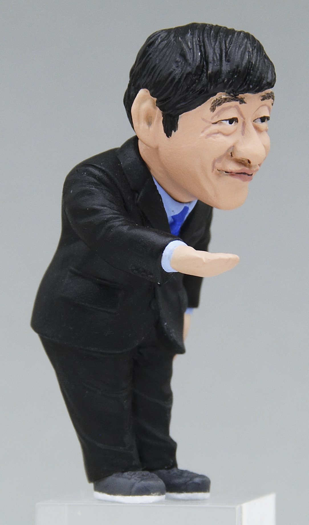 寺門ジモンの「どうぞどうぞ」を再現したダチョウ倶楽部ストラップ。(c)2011 OHTA PRODUCTION