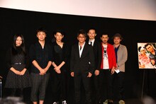 映画「目を閉じてギラギラ」の初日舞台挨拶に登場したアンジャッシュ児嶋（左から2人目）ら。