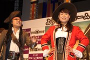 トーク中、恋愛の話となり「私は高嶺の花なので誰も声をかけてこない」とうそぶくしずちゃん（右）を、「お気付きのとおり、スパーリングで頭を打たれすぎた」とフォローする山里（左）。