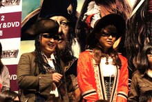 3DテレビでBlu-ray鑑賞を楽しむ南海キャンディーズ。