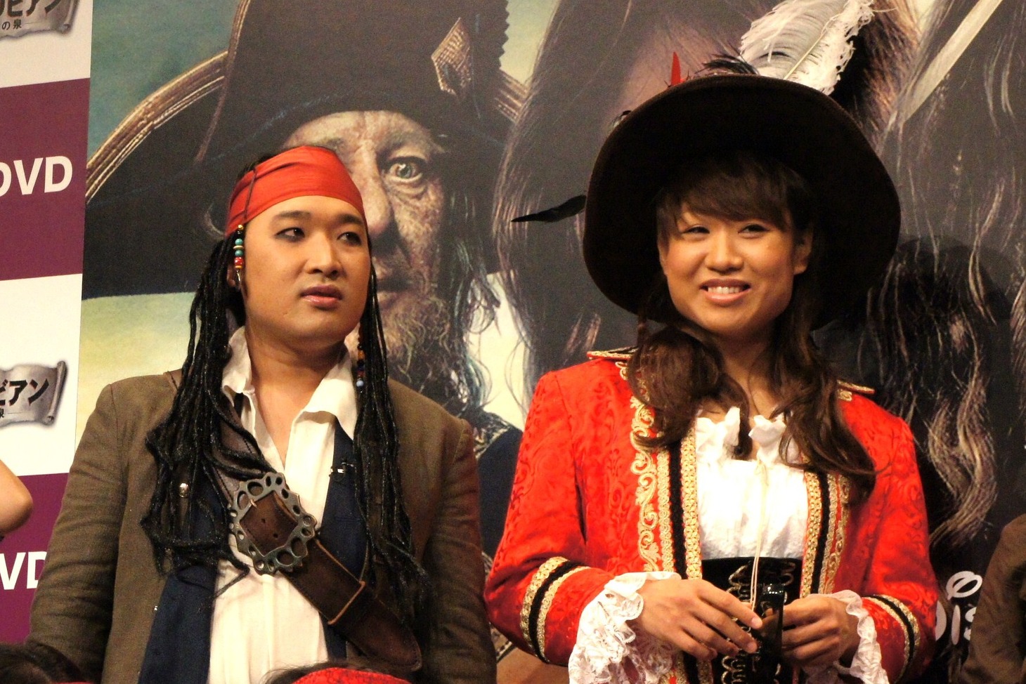 3Dメガネと帽子を脱ぎ「オカマバーの出勤前みたいになった」と自らを喩える山里（左）。