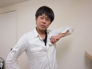 DVD「無知との遭遇 CLOSE ENCOUNTERS OF THE STUPID」主演の野性爆弾ロッシー。DVD発売を阻止しようとするも、撮影には名シーンを再現するサービス。