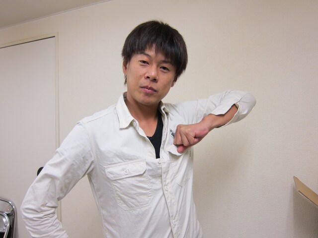 DVD「無知との遭遇 CLOSE ENCOUNTERS OF THE STUPID」主演の野性爆弾ロッシー。DVD発売を阻止しようとするも、撮影には名シーンを再現するサービス。