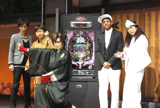 「ぱちんこ 必殺仕事人IV」の特別先行展示会に登場した（左から）次長課長、京本政樹、ジェロ、椿鬼奴。