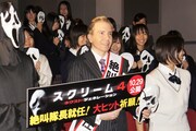 デーブ・スペクターが女子高生40人を“クールギャグ”で翻弄