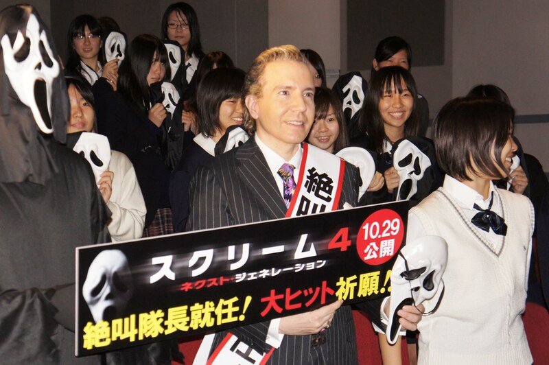 映画「スクリーム4 ネクストジェネレーション」のPRイベントに登場したデーブ・スペクターと女子高生たち。