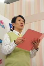 番組で担任の先生役を務めるペナルティ・ヒデ。