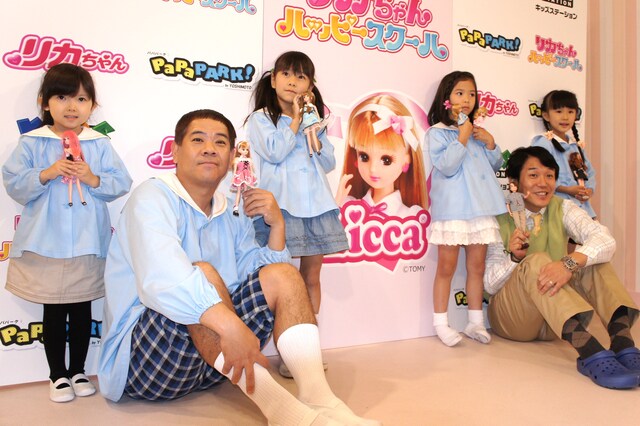 「リカちゃん ハッピースクール」の“開校”記者会見に登場したFUJIWARA原西、ペナルティ・ヒデと子供たち。