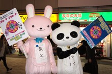 「さまぁ～ず×さまぁ～ず」DVD第5弾を都内各所でPRする「パパ」（右）と「息子」（左）の着ぐるみ。写真はJR新橋駅前SL広場にて。