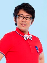 「AカイシャEカイシャ」MCのビビる大木。