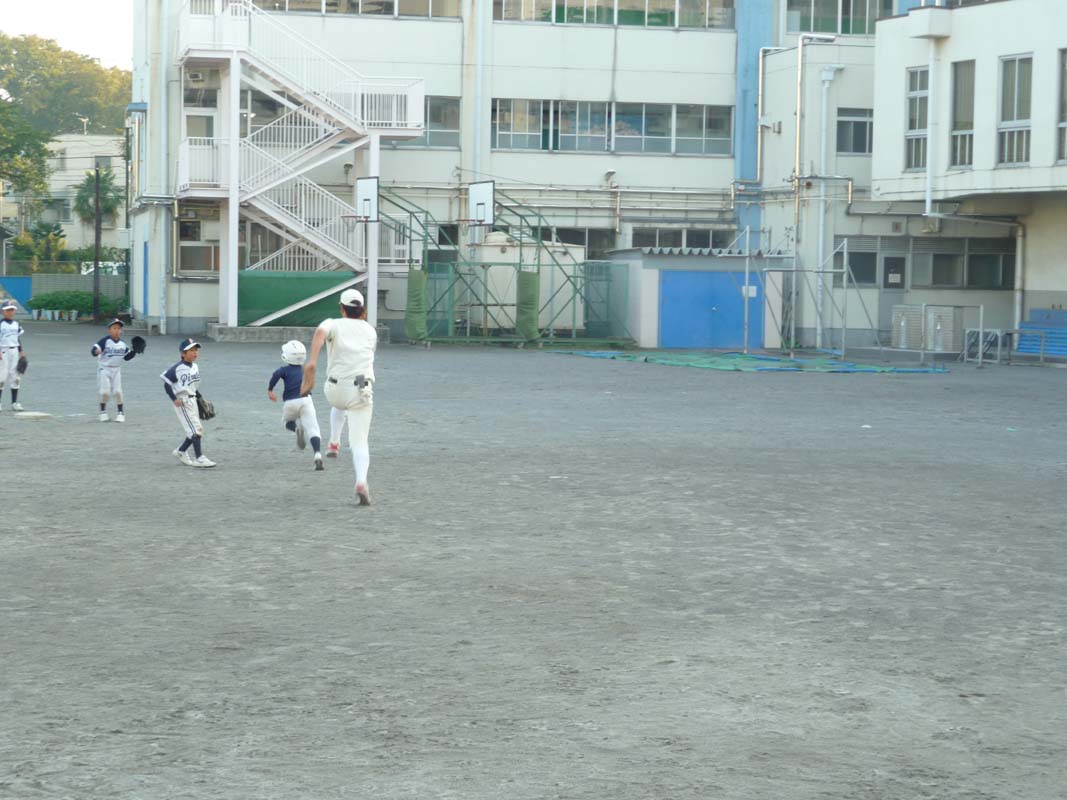 子供たちを本気で追いかける古坂。(C)テレビ朝日