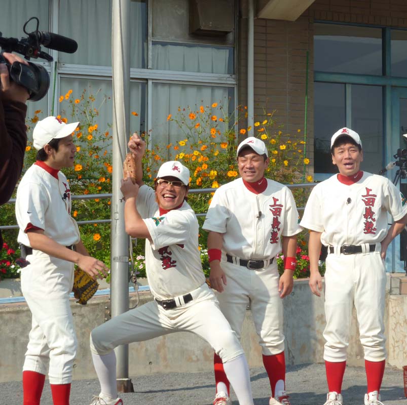 小学生たちを前に張り切る4人。(C)テレビ朝日