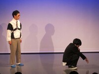 不良学生を叱る教師。「何を吸っているんだ！」と問い詰める。