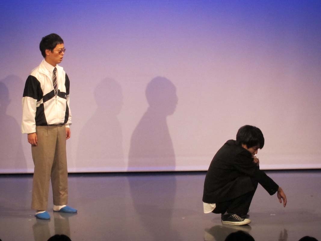 不良学生を叱る教師。「何を吸っているんだ！」と問い詰める。