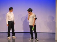 夢を追いかけるため学校を辞めて状況する少年。止めに来た友人は、彼が残していくものが気になる様子。