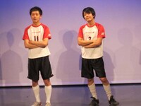 勝負の命運をわける大事なPK戦。親友同士の2人はボールを前にもう1つの攻防戦を繰り広げる。