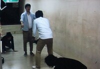 先輩芸人アームストロングとのDVD相撲は、リアル紙相撲対決に。勝ったLLRだが、元ヤンキーの栗山に最後返り討ちに遭ってしまった。