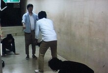 先輩芸人アームストロングとのDVD相撲は、リアル紙相撲対決に。勝ったLLRだが、元ヤンキーの栗山に最後返り討ちに遭ってしまった。