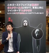 イベントに用意された看板で、穴から顔を覗かせる稲田（写真奥）と、相方の河井（手前）。