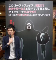 イベントに用意された看板で、穴から顔を覗かせる稲田（写真奥）と、相方の河井（手前）。