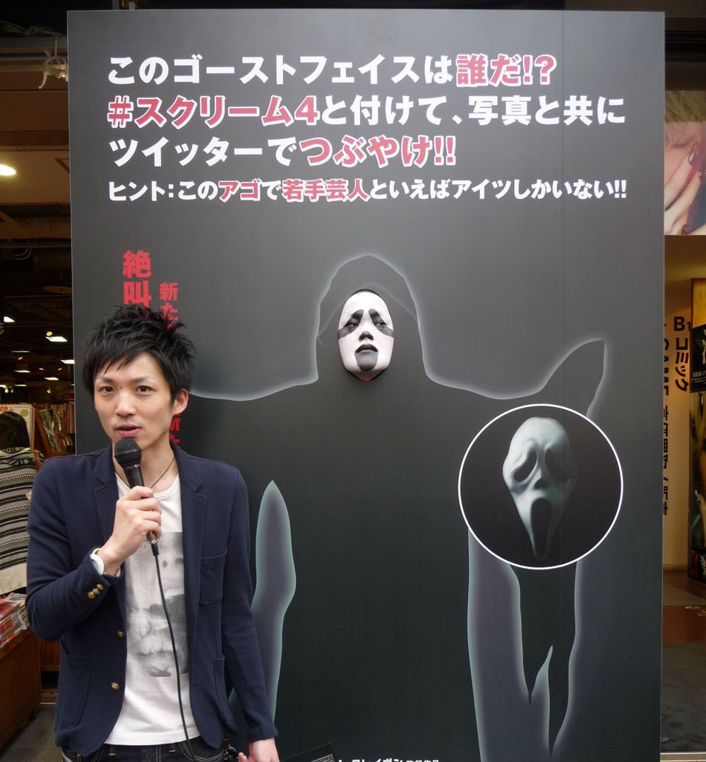 イベントに用意された看板で、穴から顔を覗かせる稲田（写真奥）と、相方の河井（手前）。