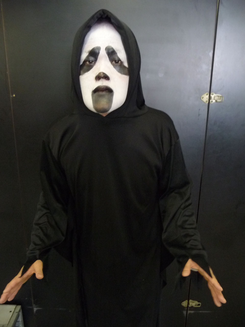 “リアルゴーストフェイス”に扮したアインシュタイン稲田。