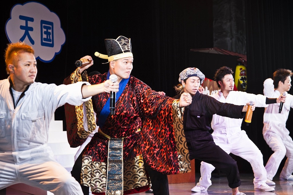 DVD「YOSHIMOTO WONDER CAMP KANSAI ～Laugh & Peace 2011～ET-KING presents コント・ミュージカル『ET-KING歌笑劇 ～焚き火～』in 京橋花月」の一場面。
