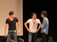 後輩のこりゃめでてーな伊藤、シューレスジョー、若月徹。特技はそれぞれ、モノマネ、演技、すべらない話。