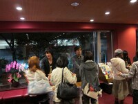 終演後ロビーで行われたDVD購入者特典の握手会の様子。