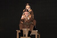 今井雅之（写真手前）と陣内智則（写真奥）。