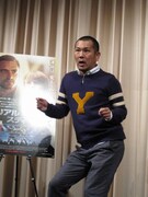 「家族を守るために心がけていることは？」という質問に「年が離れてるから歩み寄る」と答えた藤本。写真は嫁の好きなジャスティン・ビーバーの曲に合わせて踊っているところ。