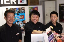 店頭でレジに立ち、1日店長を務める我が家。