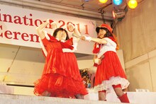 「みんなが幸せになれますように！」と全身全霊をかけて祈った森三中・黒沢（左）。