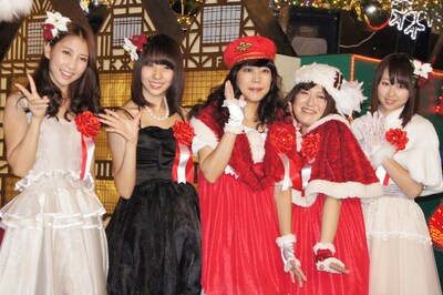 東京タワーのクリスマスイルミネーション点灯式に出席した（左から）近野莉菜、藤江れいな（ともにAKB48）、椿鬼奴、森三中・黒沢、小林香菜（AKB48）。