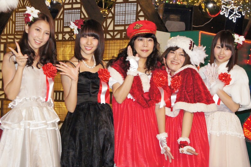 東京タワーのクリスマスイルミネーション点灯式に出席した（左から）近野莉菜、藤江れいな（ともにAKB48）、椿鬼奴、森三中・黒沢、小林香菜（AKB48）。