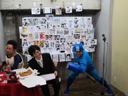 ガッツマンとの戦いをなげうって来たというロックマンは、お祝いロックマンギャグを披露。