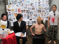 ギチは大音量の謎の歌で100回を祝福。